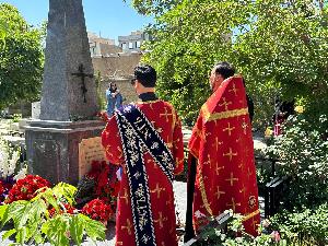 В День Победы архимандрит Александр (Заркешев) совершил панихиду на Троицком кладбище в Тегеране, Иран. 