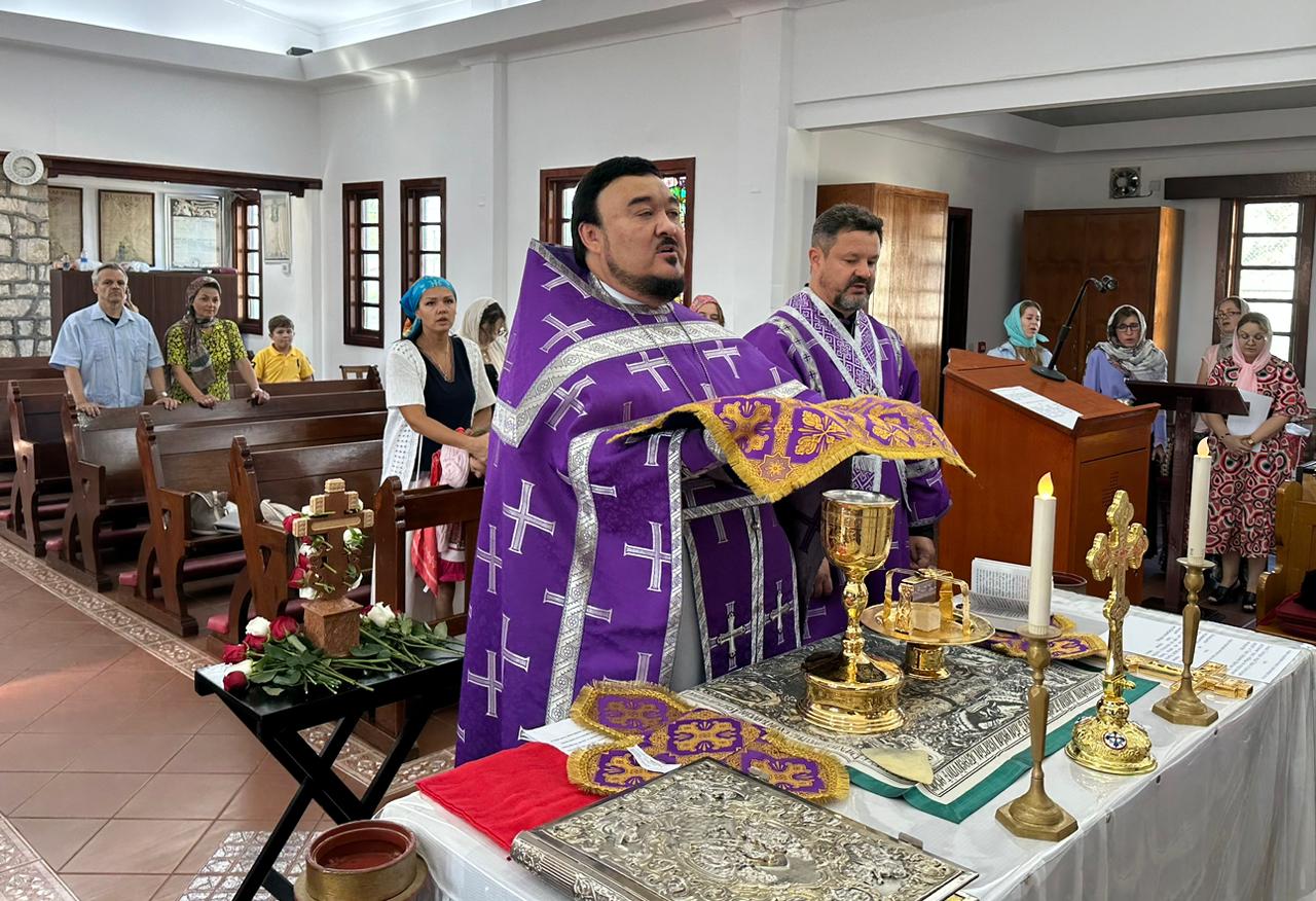 Литургия в Королевстве Бахрейн в честь праздника Воздвижения Креста.