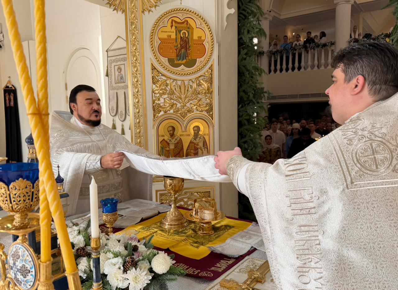 Рождественская литургия в храме святого апостола Филиппа в Шардже. 