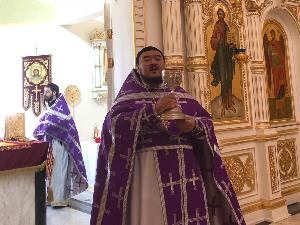 Утром в Великий Четверг в храме св. апостола Филиппа прошла Литургия Василия Великого