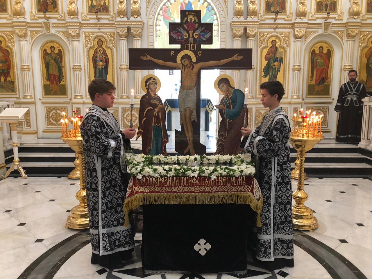 Вечерня с чином выноса Святой Плащаницы.