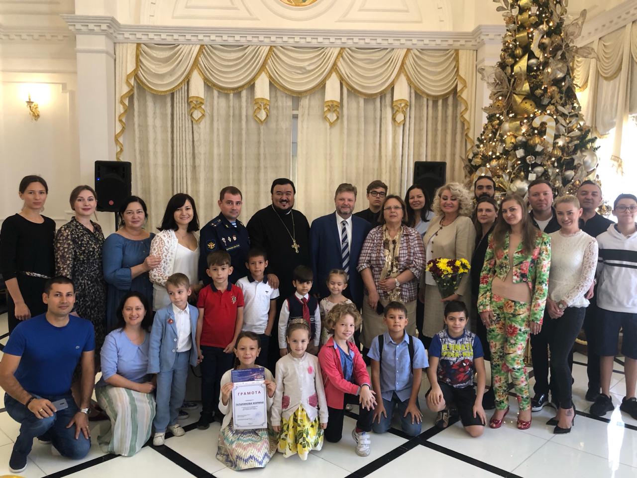 13 декабря 2019 г. В культурно-просветительском центре генеральный консул РФ Олег Фомин вручил грамоты учащимся Воскресной школы.