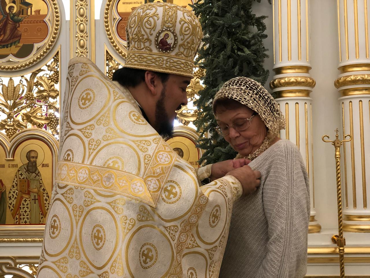 Награждение директора Воскресной школы Ирины Павлушевой церковной медалью. 
