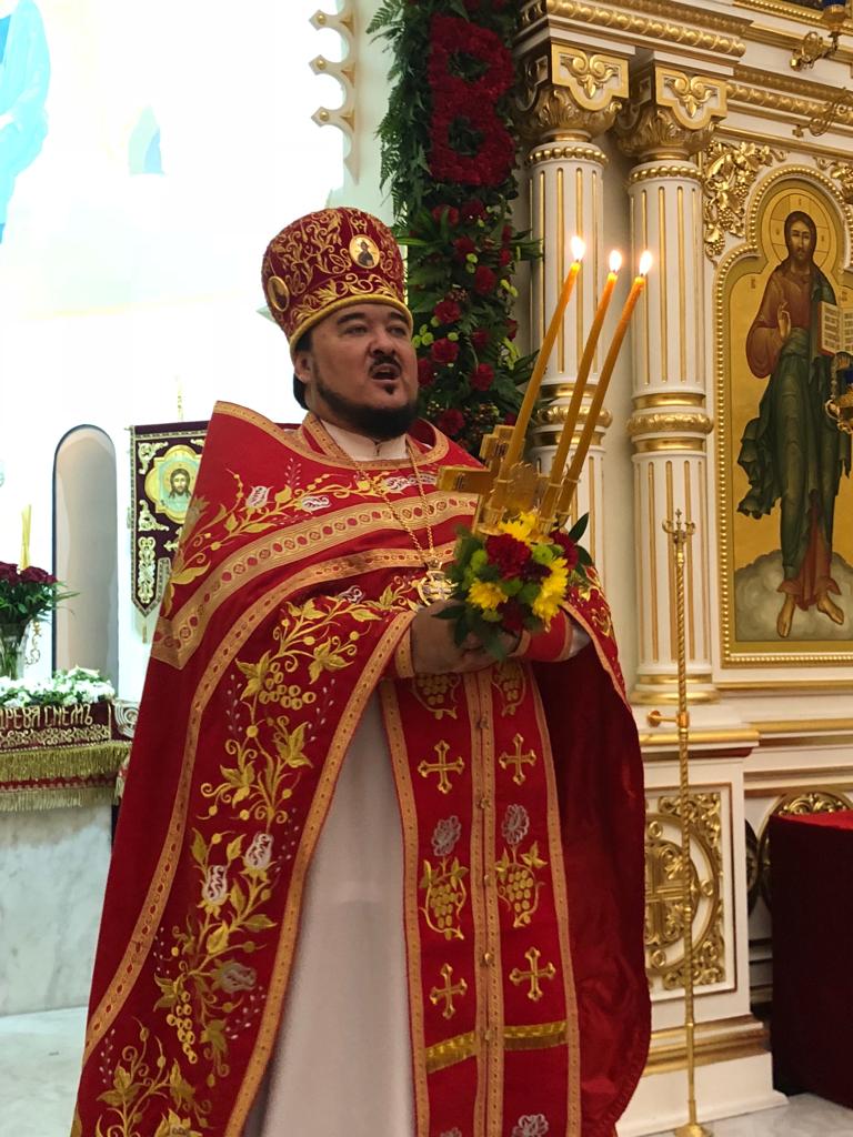 Пасхальное ночное богослужение в храме св.апостола Филиппа в Шардже.