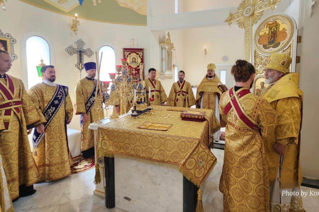 Воскресная литургия архиерейским чином в день памяти святых отцев VII Вселенского собора.