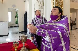 В Великий Четверг Страстной седмицы в храме св.апостола Филиппа прошла Литургия Василия Великого.
