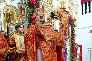 Пасхальное ночное богослужение в храме святого апостола Филиппа в Шардже, ОАЭ. 