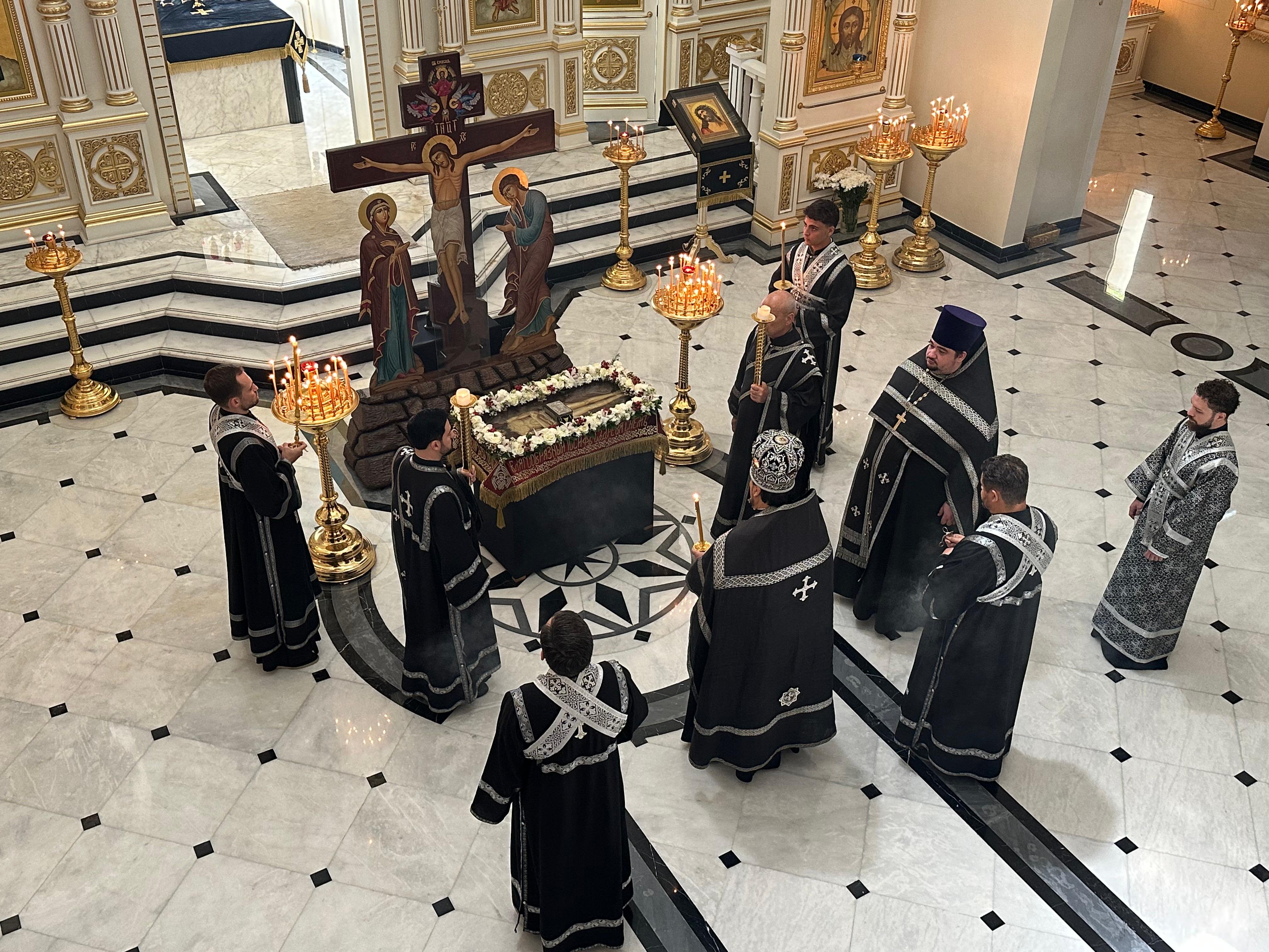 Вынос и Погребение Святой Плащаницы в Великую Пятницу. 