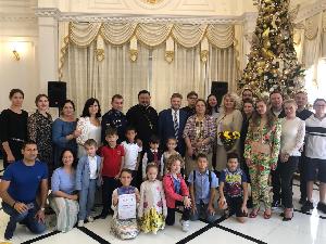 13 декабря 2019 г. В культурно-просветительском центре генеральный консул РФ Олег Фомин вручил грамоты учащимся Воскресной школы.