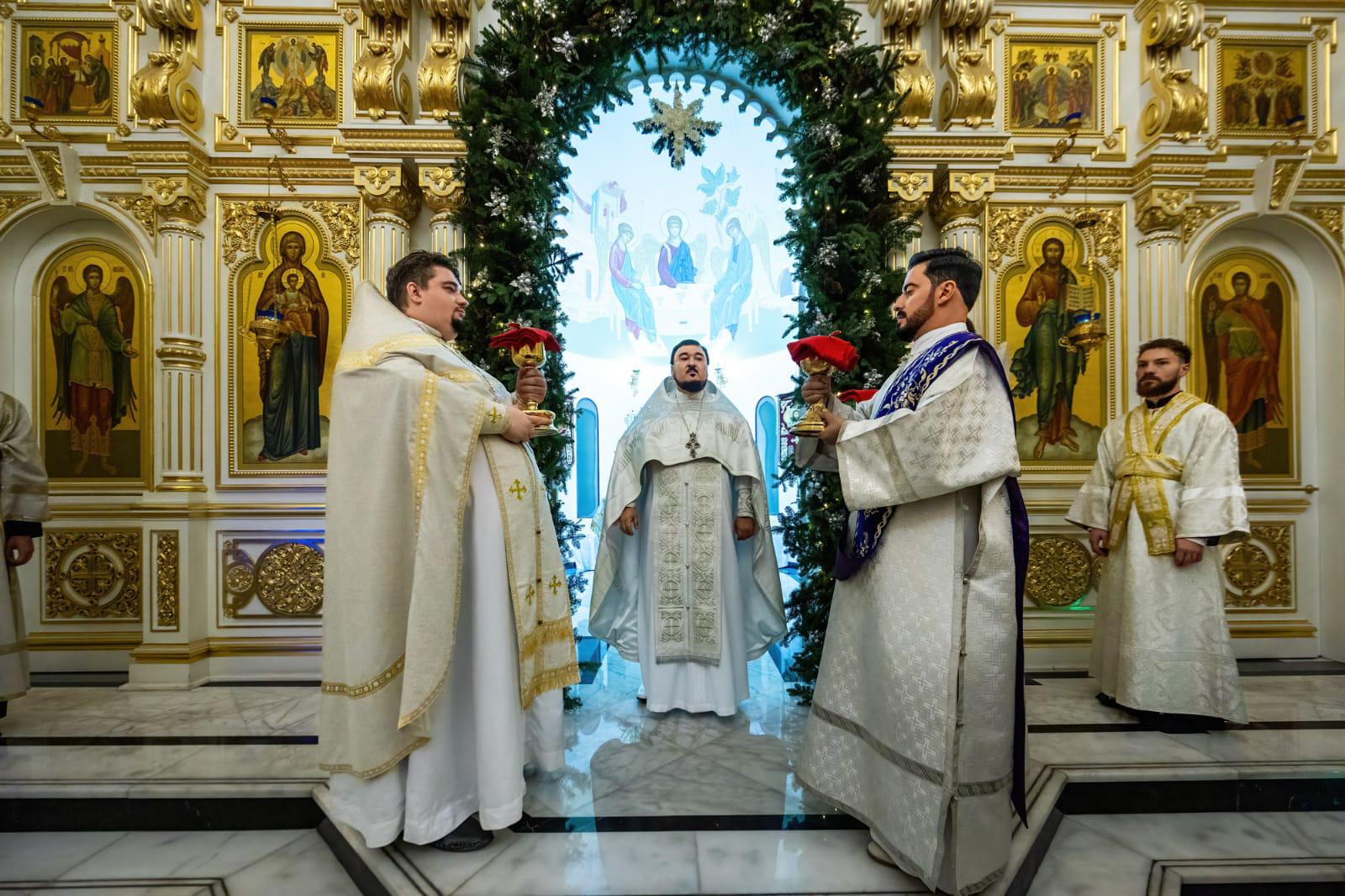 Рождественская литургия в храме святого апостола Филиппа в Шардже. 