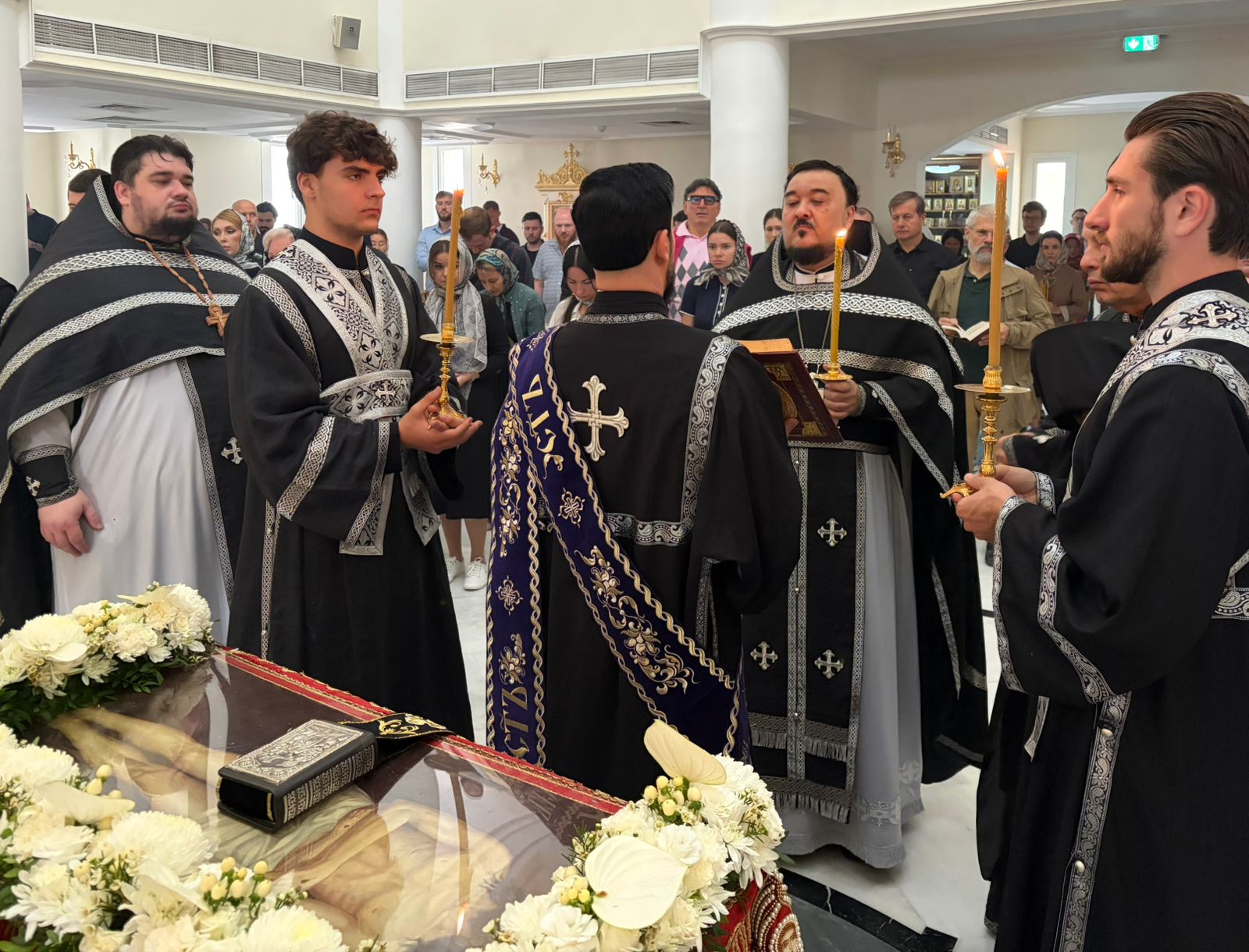 Вынос и погребение Святой Плащаницы в Великую Пятницу. 