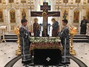 Вечерня с чином выноса Святой Плащаницы.