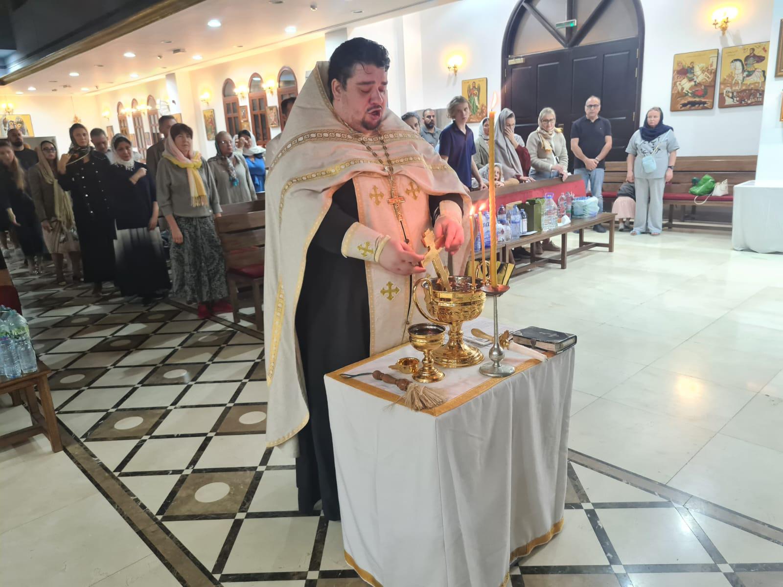 В Крещенский Сочельник в Дубае прошло Великое освящение воды. 