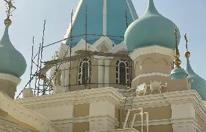 На крыше и барабане главного купола храма начались работы по гидроизоляции.