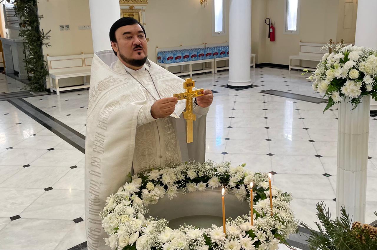 Чин великого освящения воды прошёл в храме святого апостола Филиппа в ОАЭ.