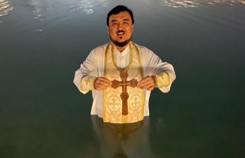 В Крещенский Сочельник архимандрит Александр совершил освящение воды в Заливе.