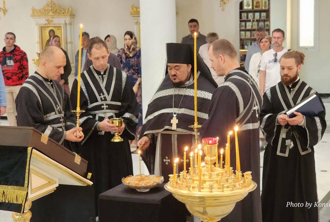 Первая в году Литургия Преждеосвященных Даров и освящение колива. 