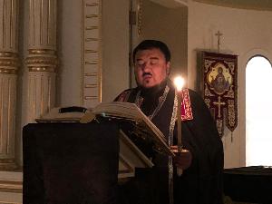 Вечером в Великий Четверг в храме св. апостола Филиппа была отслужена утреня с чтением 12-ти Страстных Евангелий.