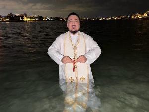Архимандрит Александр (Заркешев) совершил освящение воды в Заливе.