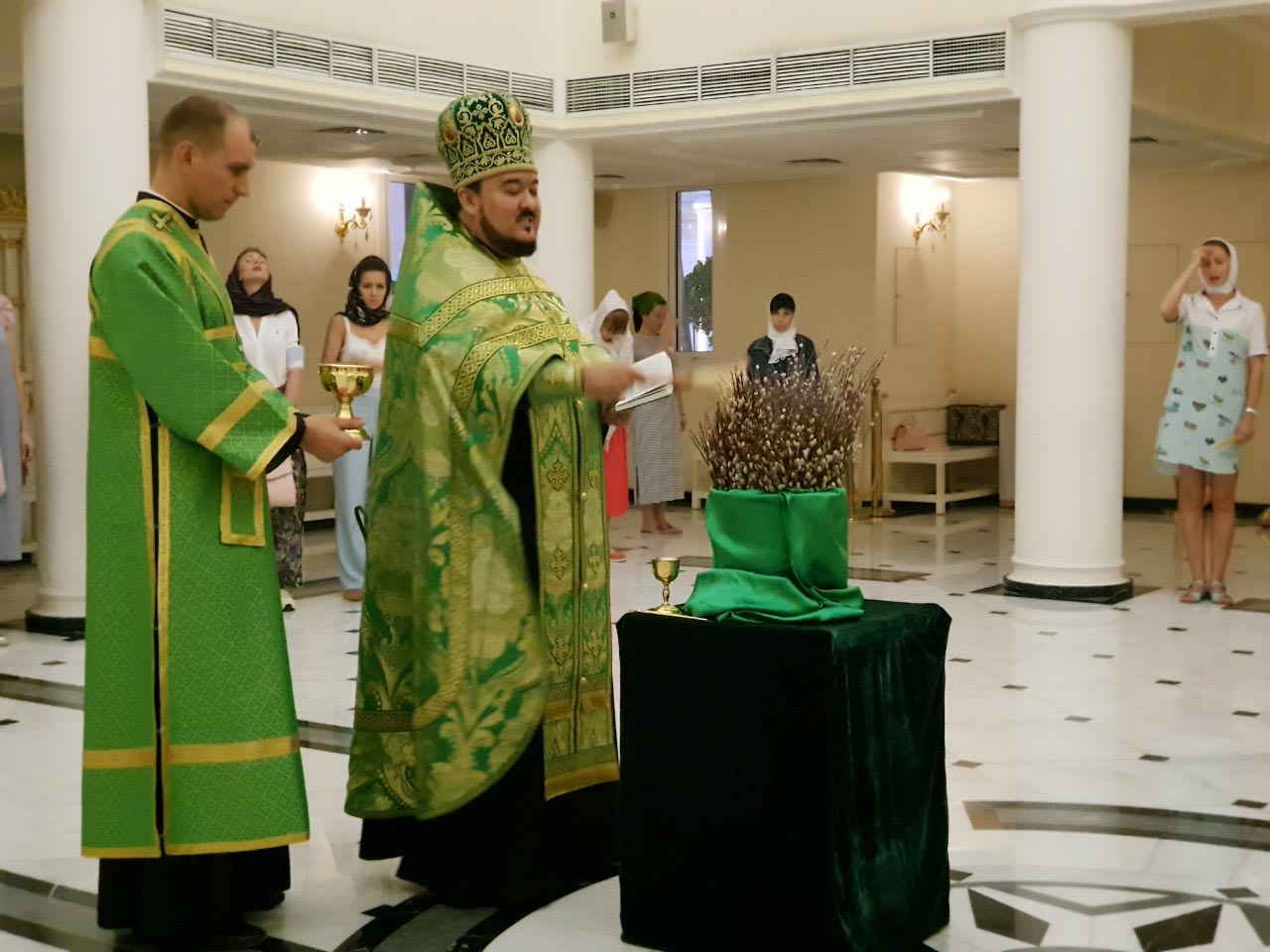 В канун Вербного воскресения в храме святого апостола Филиппа была отслужена утреня с освящением верб.