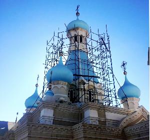 13 февраля 2020 г. Начались  работы по гидроизоляции и покраске куполов и кровли храма св. апостола Филиппа.
