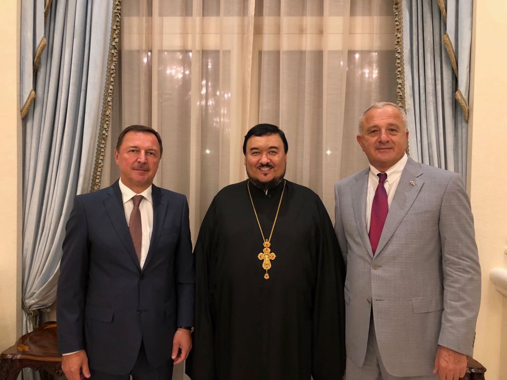 Архимандрит Александр  посетил приём по случаю окончания командировки Посла России в ОАЭ А.В.Ефимова и Генконсула РФ в Дубае Г. Л.Буачидзе. 