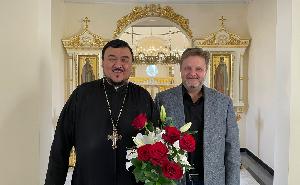 Генконсул РФ Олег Фомин поздравил архимандрита Александра с днём Ангела.
