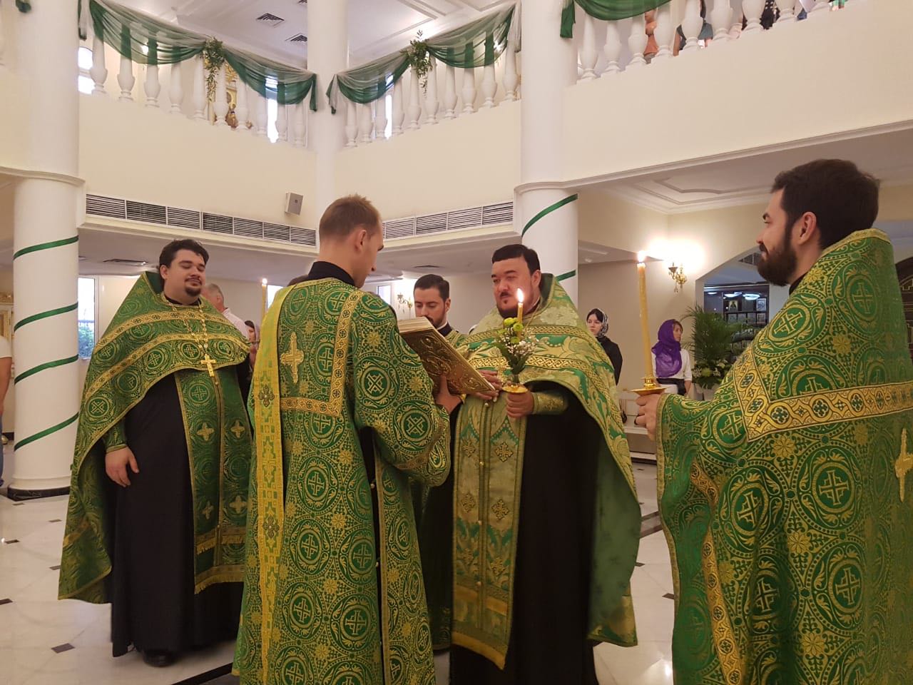 В канун праздника Святой Троицы в храме св. апостола Филиппа прошла утреня