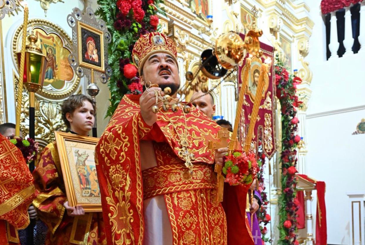 Пасхальное ночное богослужение в храме святого апостола Филиппа в Шардже, ОАЭ. 