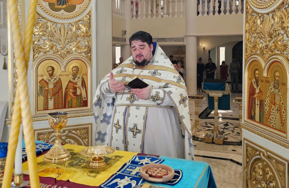 День памяти иконы Божией Матери «Троеручица». 