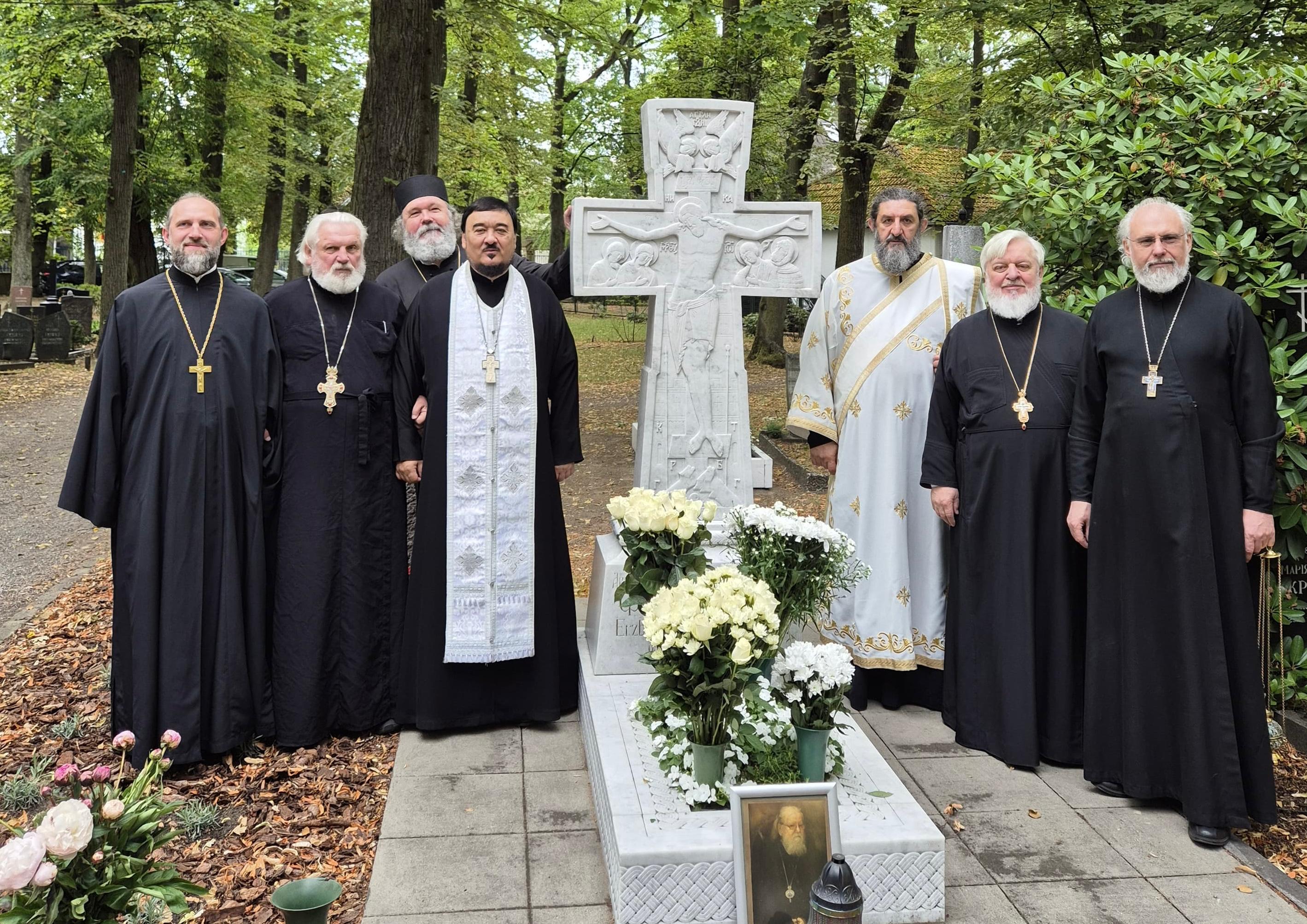 Панихида на могиле приснопамятного архиепископа Феофана (Галинского).